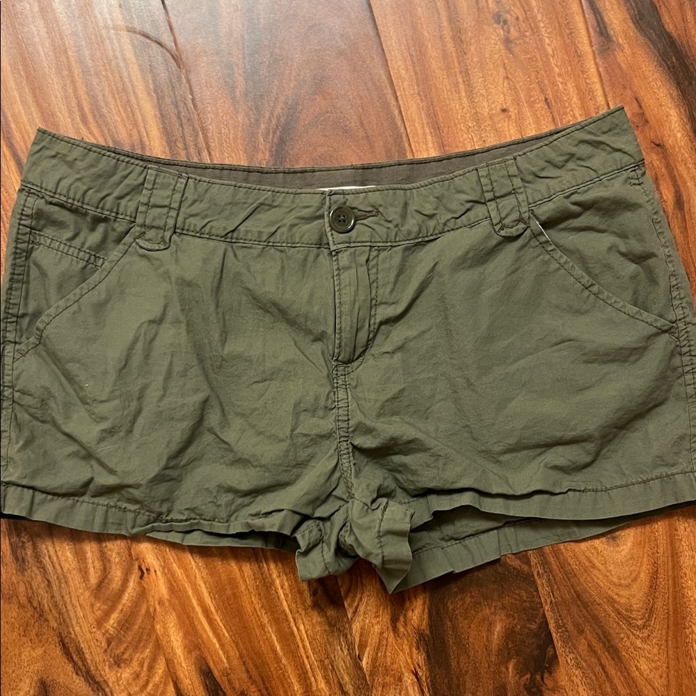Lightweight Olive Green Women's Shorts - Size 15 - No Boundaries